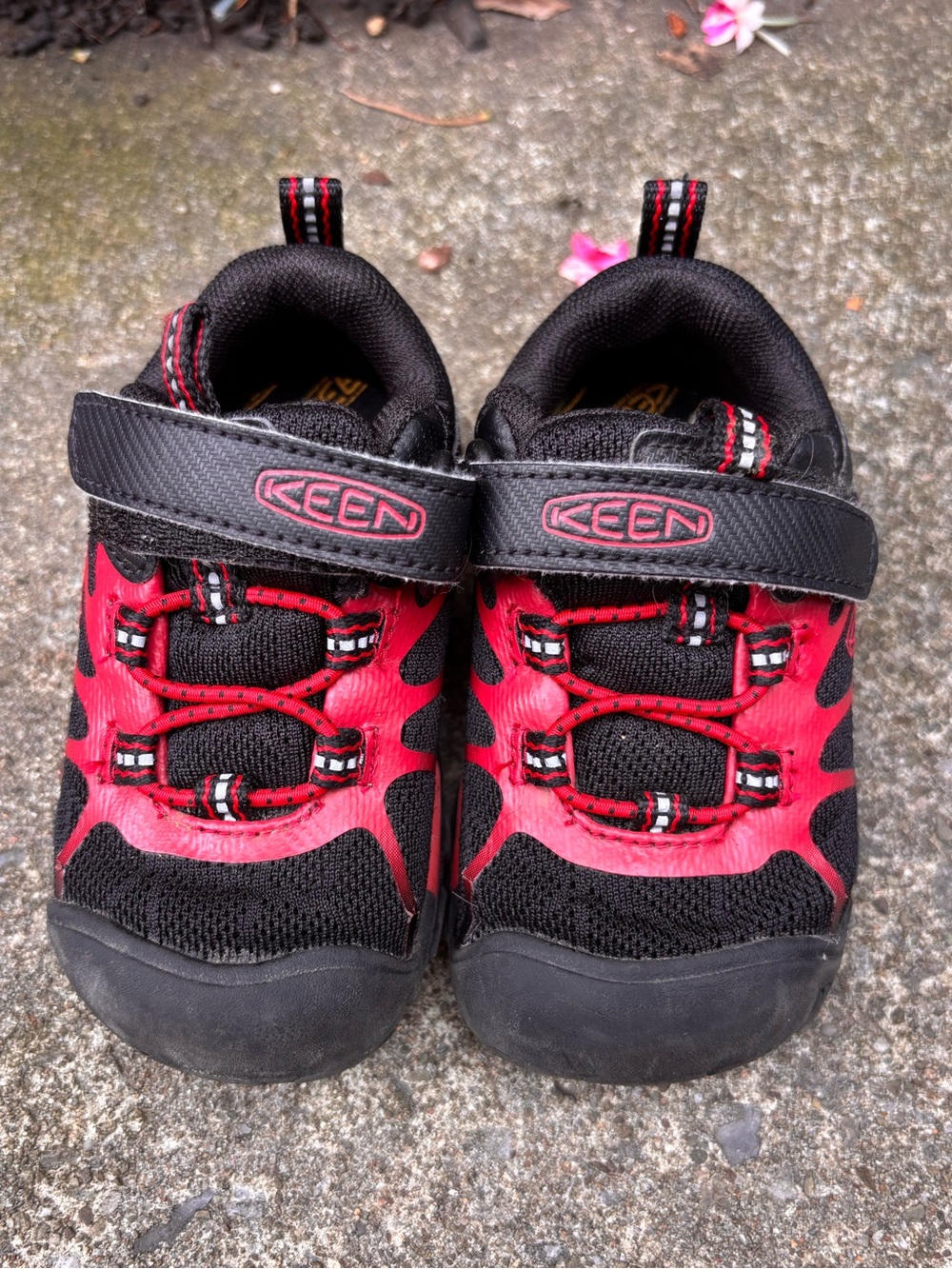 Kids Keen sneakers boys black red chandler CNX toddler size 6
